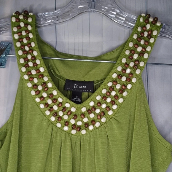 B.wear sleeveless V-neck top with wooden beads neckline - Picture 3 of 7